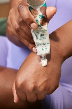 The Body Shop B&aacute;lsamo de Manos de Karit&eacute; 30^Mujer Cosmética