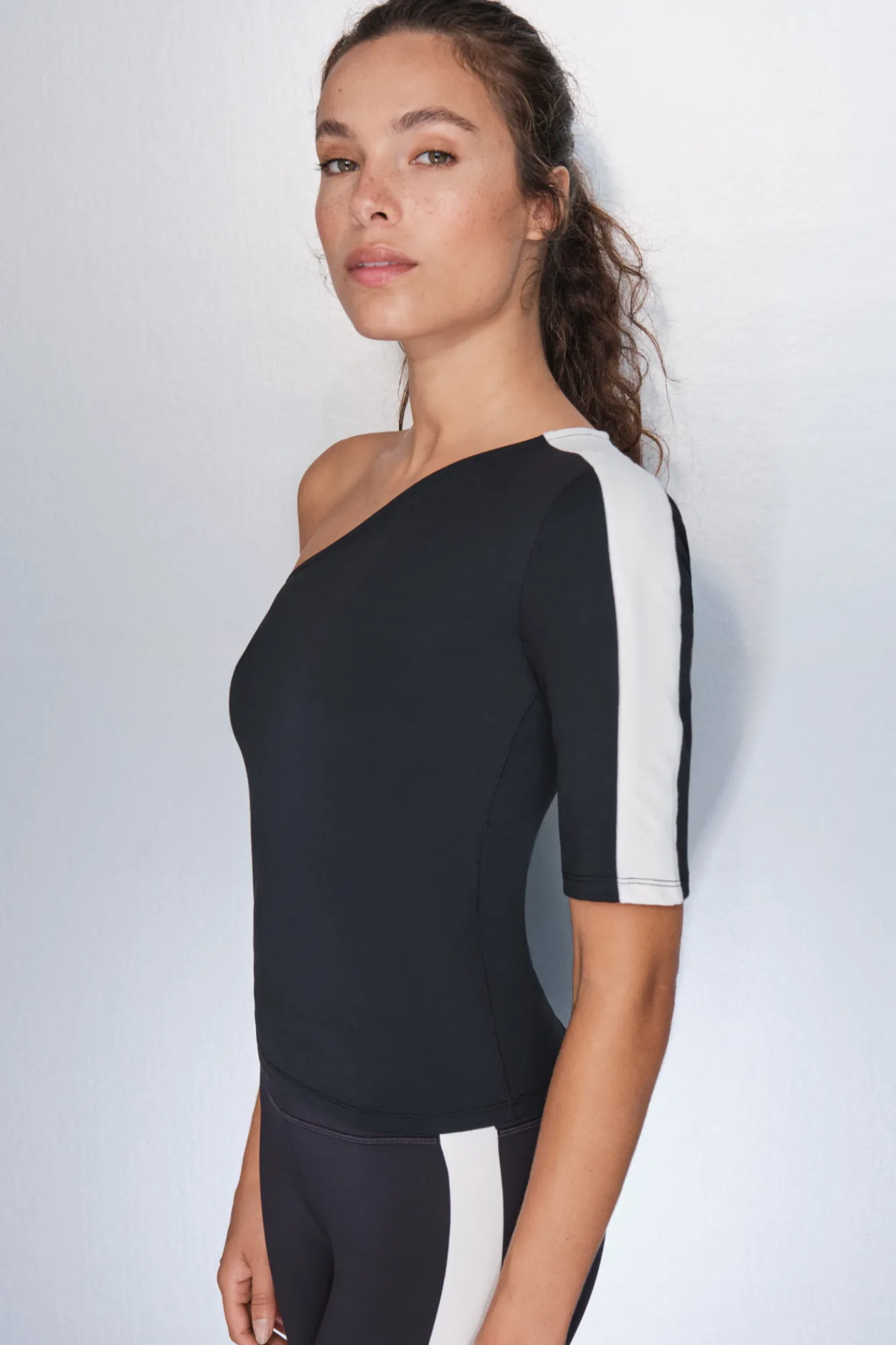 Dash and Stars Camiseta escote asimétrico bicolor^Mujer Deporte