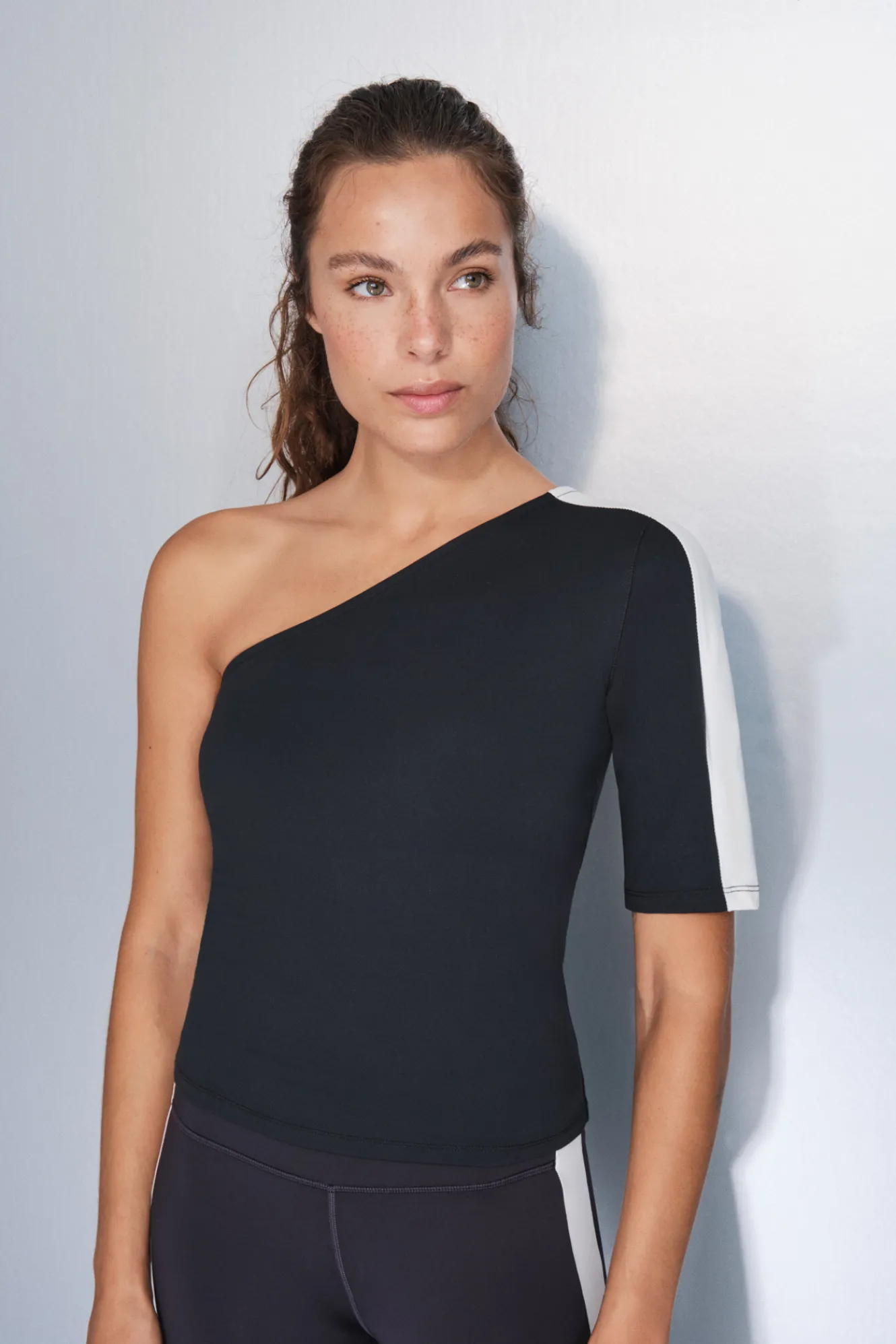 Dash and Stars Camiseta escote asimétrico bicolor^Mujer Deporte