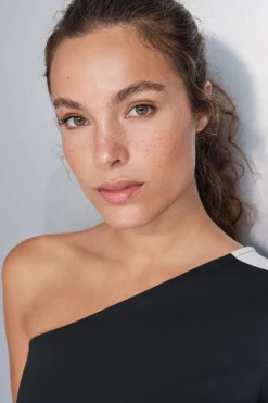 Dash and Stars Camiseta escote asimétrico bicolor^Mujer Deporte