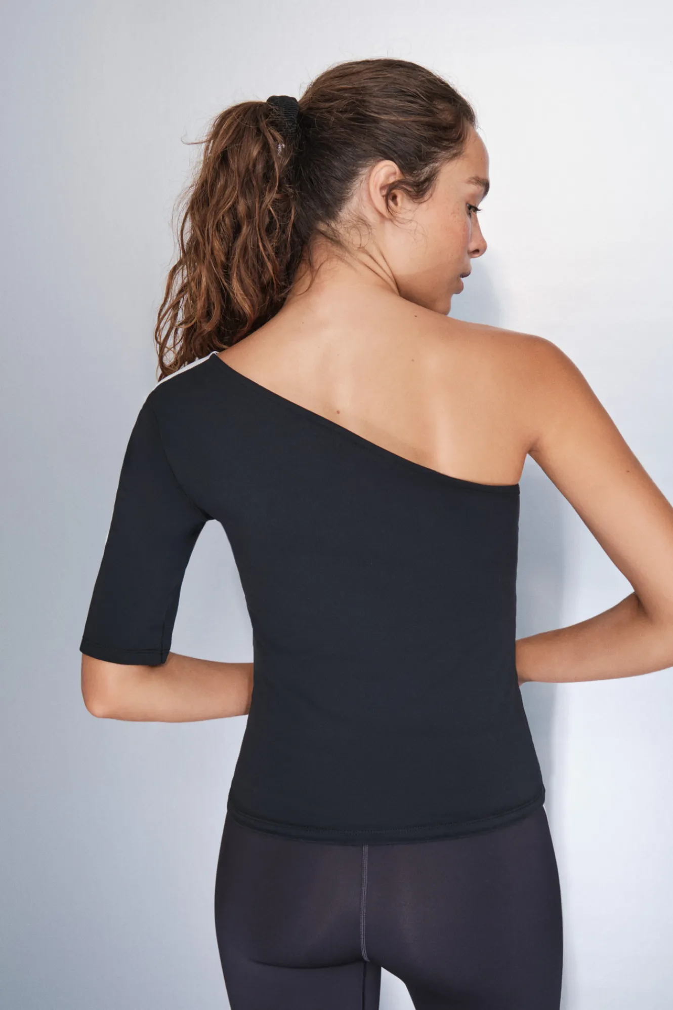 Dash and Stars Camiseta escote asimétrico bicolor^Mujer Deporte