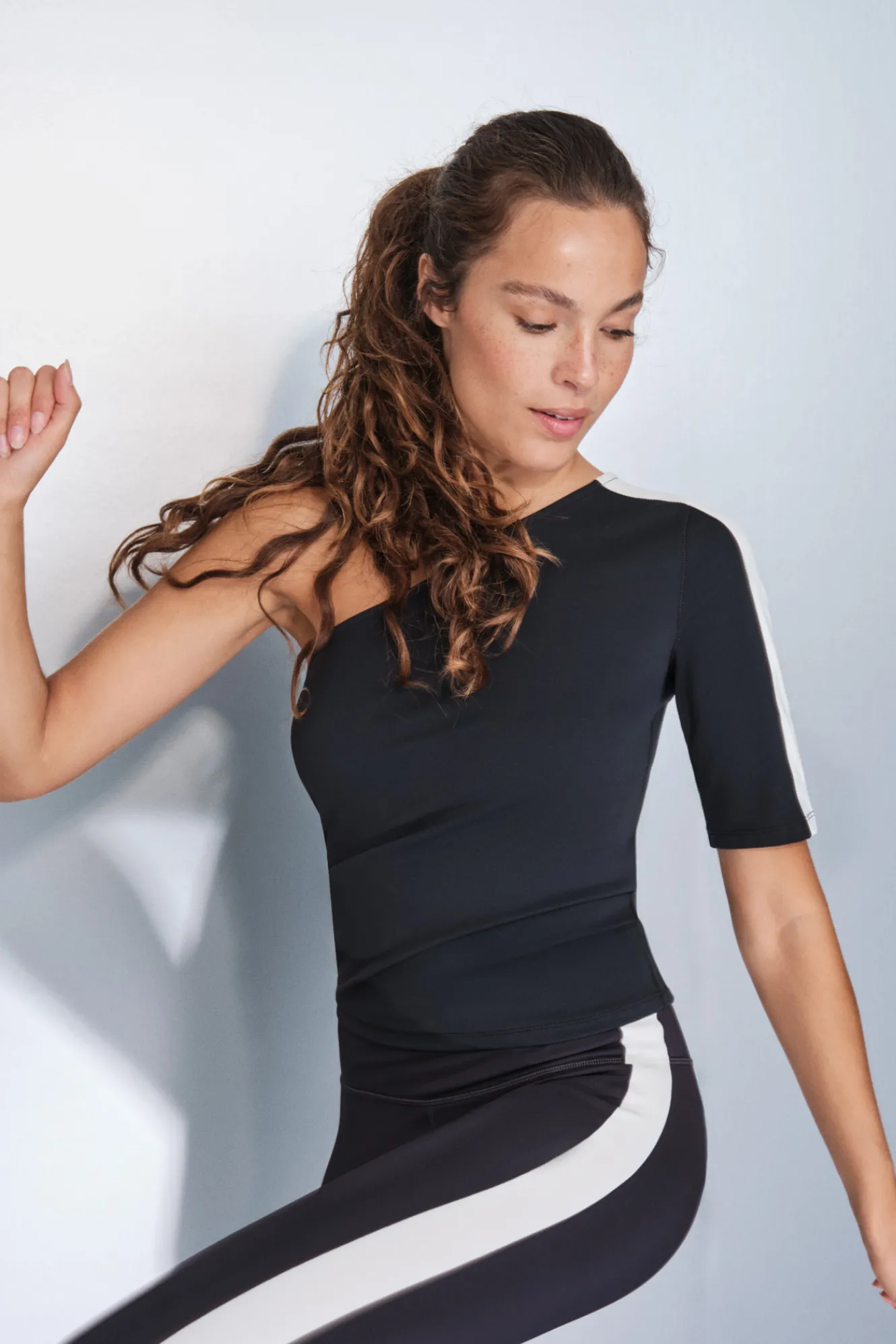 Dash and Stars Camiseta escote asimétrico bicolor^Mujer Deporte