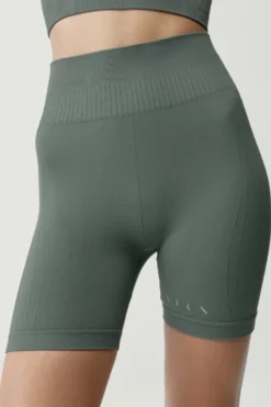 Born Living Yoga Pantalones cortos deportivos Eris verde^Mujer Deporte