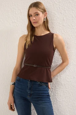 Trendyol Top sin mangas cintur&oacute;n^Mujer Camisetas