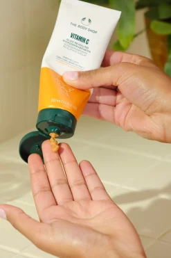 The Body Shop Vitamin C Glow Revealing Microdermabrasion 100ml^Mujer Cosmética